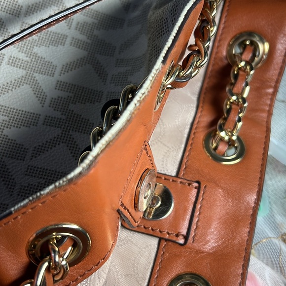 Michael Kors Frankie Bucket Bag - Picture 14 of 17